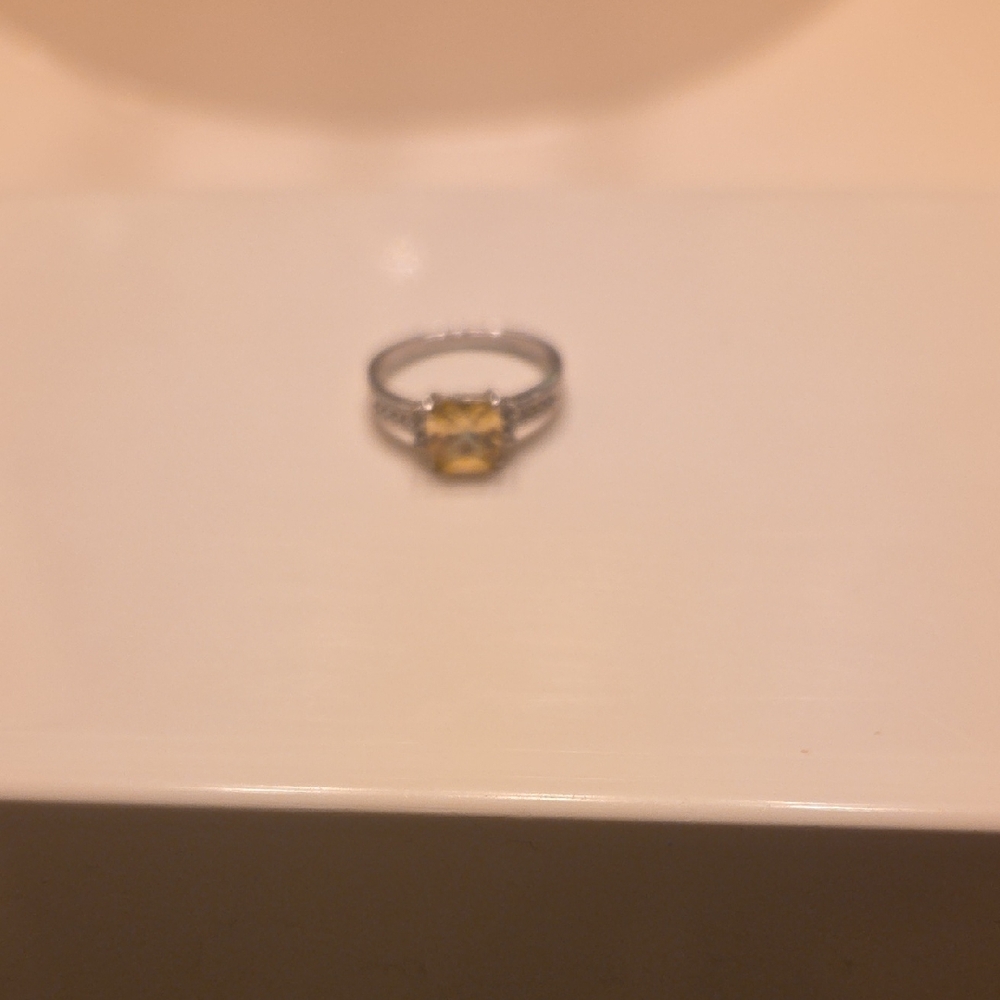 Elegant Silver Ring with Yellow Diamond